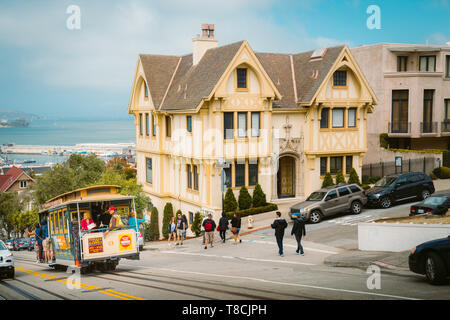 SAN FRANCISCO, USA - 3. SEPTEMBER 2016: powell-hyde Seilbahn Klettern an steilen Hügel im Zentrum von San Francisco mit berühmten Insel Alcatraz im Hinterg Stockfoto