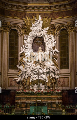 Der kunstvoll geschmückte Hochaltar in der Kathedrale von Neapel (Duomo di Napoli) in Italien, der spektakuläre weiße Marmorskulpturen und barocke Details zeigt. Stockfoto