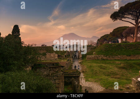 Stadt Pompeji, Vesuv im Hintergrund bei Sonnenuntergang, Italien Stockfoto