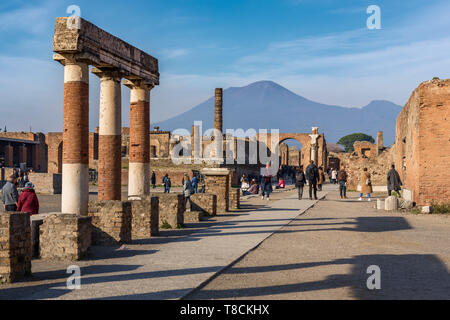 Forum von Pompeji, Vesuv im Hintergrund, Italien Stockfoto