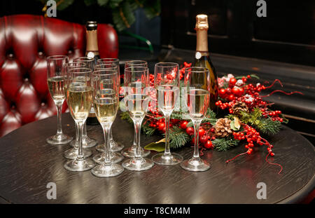 Gläser mit Champagner auf Bar Lounge Tisch Stockfoto