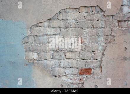 Alten Ziegel Wand des Gebäudes mit gemalten und bröckelnden Fassaden abgebrochen Stockfoto