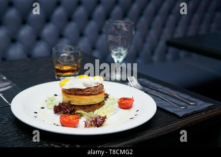 Burger mit Kartoffel Patty und Omelett - Pub Essen Stockfoto