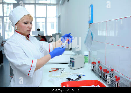 Lab Assistant, vacutainers mit Blut von der vergeblich nach innen. Die Stadt (Gemeinde) Bluttransfusion station. April 5, 2019. Kiew, Ukraine Stockfoto