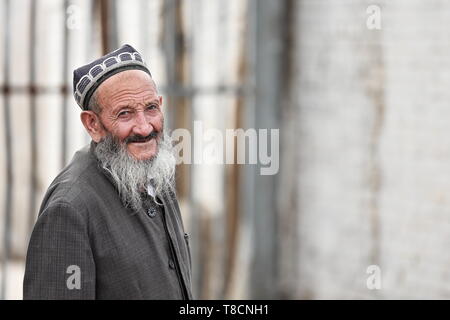 Lächelnder alter Mann der Uyghur-Leute. Sonntagsmarktgebiet-Hotan-Xinjiang-China-0135 Stockfoto