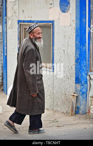 Side Looking Old man of the Uyghur People-Sunday Market area-Hotan-Xinjiang-China-0136 Stockfoto