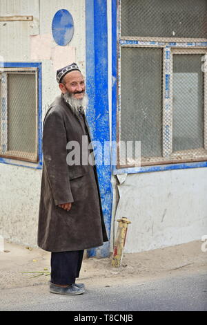 Side Looking Old man of the Uyghur People-Sunday Market area-Hotan-Xinjiang-China-0137 Stockfoto