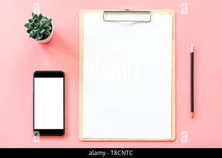Schreibwaren, Leere Zwischenablage, Smartphone, Topfpflanze auf dem rosafarbenen Pastelltönen mit Platz für Hintergrund kopieren Stockfoto