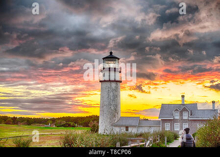 Das Highland Leuchtturm gegen einen schönen dramatischer Sonnenuntergang in North Truro Massachusetts Auf Cape Cod National Seashore. Stockfoto