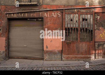 Lyon, Rue de la Bombarde, altes aufgelassenes Geschäftslokal - Lyon, Rue de la Bombarde, alten Shop Stockfoto