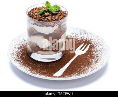 Classic Tiramisu Dessert in einem Glas auf Teller mit Gabel Silhouette auf einem weißen mit Freistellungspfad isoliert Stockfoto