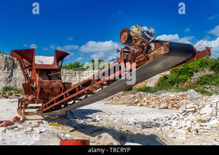 Alten rostigen Stein brech Maschine im verlassenen Steinbruch Stockfoto