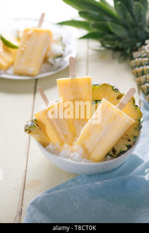Hausgemachtes Eis oder Eis am Stiel aus Ananas eingerichtet. Ansicht von oben. Gefrorenes Fruchtmark. Sommer Spezialitäten Stockfoto