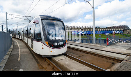 Edinburgh Tram vorbei Stadion Murrayfield, Edinburgh, Schottland, Großbritannien Stockfoto