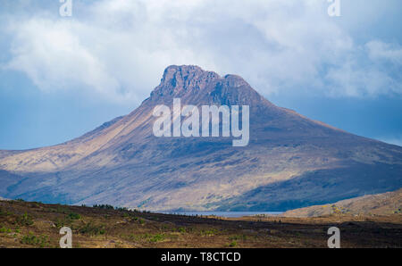 Anzeigen von Stac Pollaidh Berg in Assynton der Nordküste 500 Autowanderstraße im Norden von Schottland, Großbritannien Stockfoto