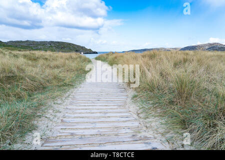 Fußweg in Sanddünen führt zu Strand in Clachtoll in assynt an der Nordküste 500 Autowanderstraße im Norden von Schottland, Großbritannien Stockfoto