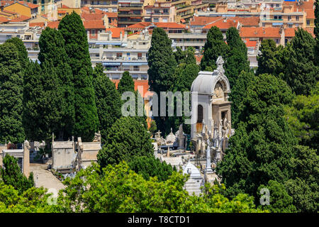 Alte Dächer in der Altstadt Vieille Ville und Gräber auf dem Friedhof auf Schlosshügel oder Colline du Château in Nizza, Côte d'Azur Cote d'Azur, Frankreich Stockfoto