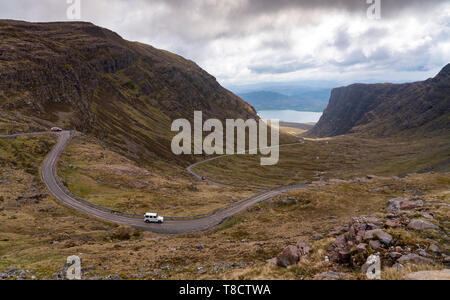 Blick auf Single Track Road auf Bealach Na Ba pass auf Applecross Halbinsel der Nordküste 500 Fahrstrecke im Norden von Schottland, Großbritannien Stockfoto