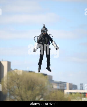 Real Life Iron Man und Erfinder, Richard Browning Flug über Brayford Pool in Lincoln mit Stuntman Jamie Stanley mit Jet powered Anzüge, durch die Schwerkraft von Browning Unternehmen Branchen erstellt. Mit: Jamie Stanley Wo: Lincoln, Großbritannien Wann: 11 Apr 2019 Credit: WENN.com Stockfoto