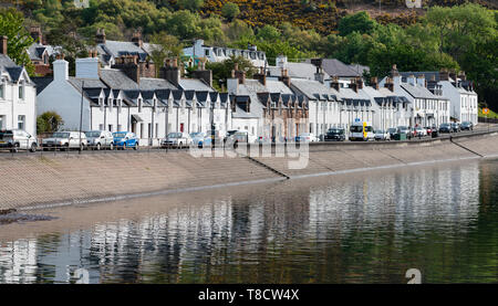 Blick auf die weiß getünchten Häuser am Ufer in Ullapool an der Nordküste 500 Autowanderstraße im Norden von Schottland, Großbritannien Stockfoto