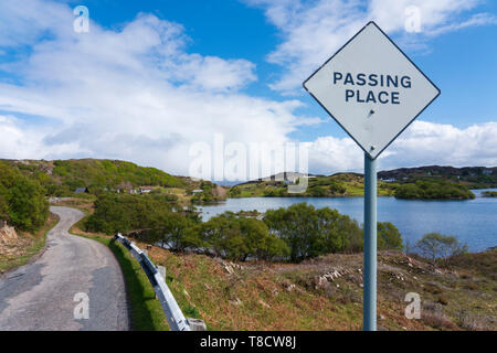 Single Track Road und vorbei an Stoer an der Nordküste 500 Autowanderstraße im Norden von Schottland, Großbritannien Stockfoto