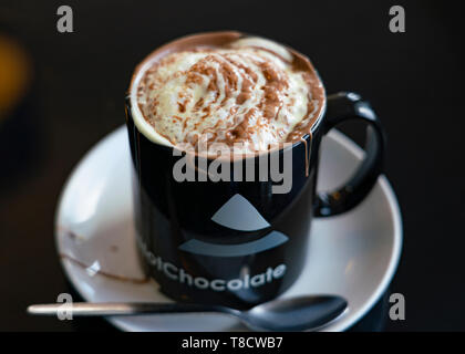 Heiße Schokolade trinken in Cocoa Berg Cafe, balnakeil Craft Village, Durness an der Nordküste 500 Autowanderstraße im Norden von Schottland, Großbritannien Stockfoto