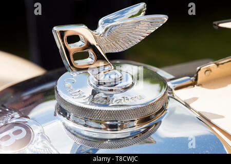 Klassische Bentley Mallalieu Auto chrom Winged B Maskottchen Abzeichen / kühlerdeckel / Logo / Wappen über dem vorderen Kühlergrill auf einem klassischen Bentley Motor Car. Stockfoto