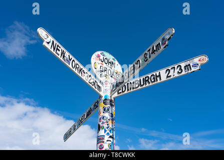 Wegweiser mit Entfernungsangaben in John O' Groats an der Nordküste 500 Autowanderstraße im Norden von Schottland, Großbritannien Stockfoto