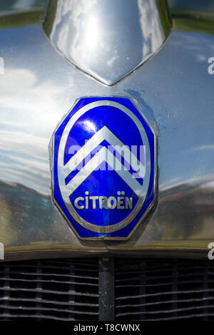 Citroen auto Abzeichen/Kühlergrill Logo/Front Insignia auf einem klassischen alten französischen Auto. (108) Stockfoto