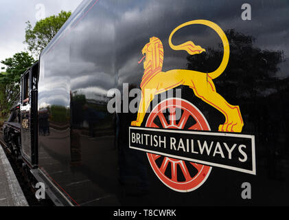 Der Lancashire Füsilier Rauchfahne, bekannt als Das jacobite, ziehen touristischen Zug an der West Highland Line in Fort William in Schottland, Großbritannien Stockfoto