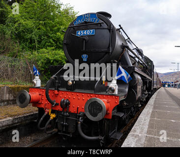 Der Lancashire Füsilier Rauchfahne, bekannt als Das jacobite, ziehen touristischen Zug an der West Highland Line in Fort William in Schottland, Großbritannien Stockfoto