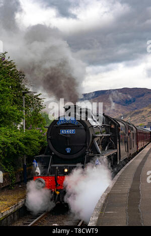 Der Lancashire Füsilier Rauchfahne, bekannt als Das jacobite, ziehen touristischen Zug an der West Highland Line in Fort William in Schottland, Großbritannien Stockfoto