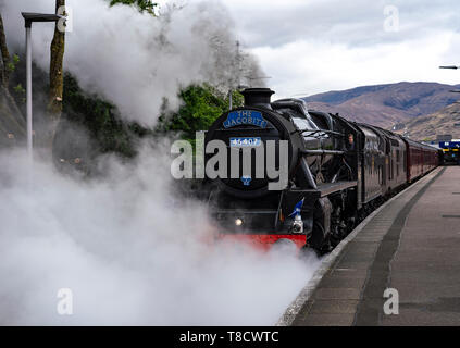 Der Lancashire Füsilier Rauchfahne, bekannt als Das jacobite, ziehen touristischen Zug an der West Highland Line in Fort William in Schottland, Großbritannien Stockfoto