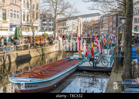 Alkmaar, Niederlande - 12 April 2019: Kaasmarkt und Kanäle in der niederländischen Stadt Alkmaar, die Stadt mit dem berühmten Käsemarkt Stockfoto