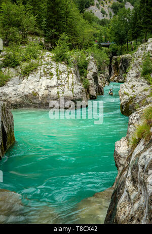 Kajakfahren auf dem Fluss Soca in Slowenien Stockfoto