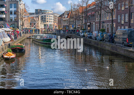 Alkmaar, Niederlande - 12 April 2019: Kaasmarkt und Kanäle in der niederländischen Stadt Alkmaar, die Stadt mit dem berühmten Käsemarkt Stockfoto