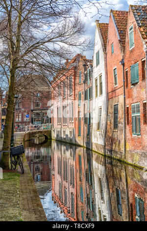 Alkmaar, Niederlande - 12 April 2019: Das alte Stadtzentrum von Alkmaar in Noord-holland in den Niederlanden. Auch als die Stadt der Käse bekannt. Stockfoto