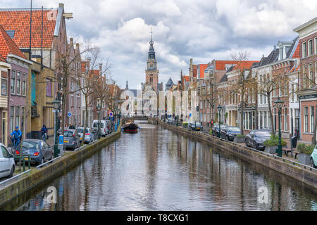 Alkmaar, Niederlande - 12 April 2019: Das alte Stadtzentrum von Alkmaar in Noord-holland in den Niederlanden. Auch als die Stadt der Käse bekannt. Stockfoto