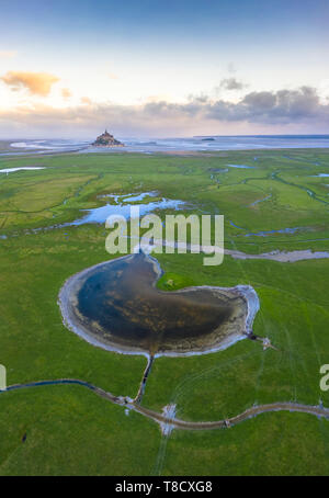 Luftaufnahme von Le Mont Saint Michel in der Morgendämmerung. Normandie, Manche, Avranches, Bréville-sur-Mer, Frankreich, Westeuropa. Stockfoto