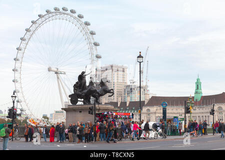 London, Großbritannien, 31. Oktober 2017: Stadtbild mit Boadicea und Ihre Töchter Bronze Skulptur und London Eye Riesenrad. Ordina Stockfoto