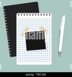 Notebook mit Foto und Bleistift auf grünem Hintergrund Stock Vektor