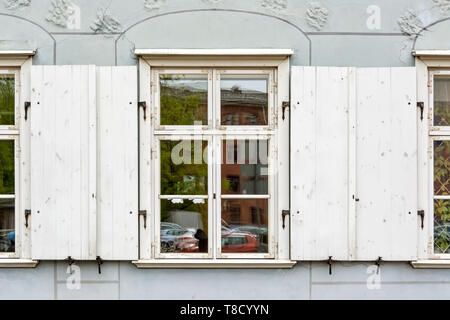 Rechteckiges Fenster mit weißen Fensterläden aus Holz in der Altstadt von Riga. Stockfoto