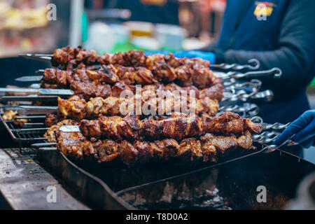 Gegrilltes kebab Kochen auf Metall Spieß Nahaufnahme. Gebratenes Fleisch am Grill zubereitet. Stockfoto