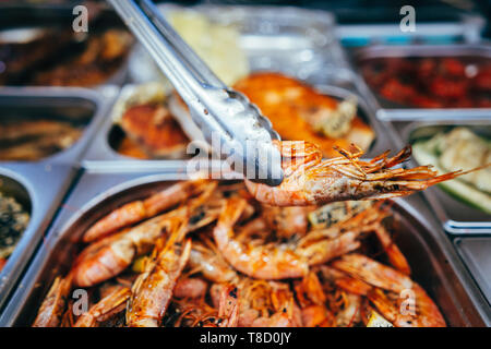 Fach mit vielen gebratene Garnelen in der street Restaurant Stockfoto