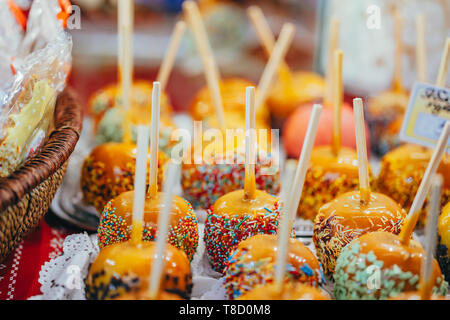 Äpfel in Karamell und Streuseln. Street Food. Stockfoto