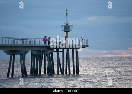 Brücke über das Meer. Öl Brücke in Badalona, Barcelona. Seide Wirkung von Wasser. Sonnenaufgang in Barcelona, Katalonien. Blick auf den Horizont und das Meer. Sommer Stockfoto