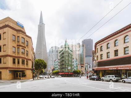 Zentrale San Francisco mit berühmten Transamerica Pyramid und historischen Sentinel Gebäude an der Columbus Avenue an einem bewölkten Tag Stockfoto