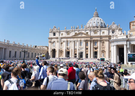 Blick auf St. Peters Basilika von St. Peter's Square in Vatikanstadt, Vatikanische. Stockfoto