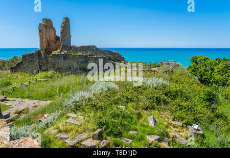 Ruinen der alten Stadt von Velia mit dem Meer im Hintergrund, in der nähe von Ascea, Cilento, Kampanien, Süditalien. Stockfoto