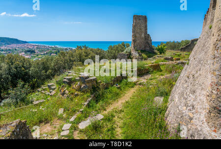 Ruinen der alten Stadt von Velia mit dem Meer im Hintergrund, in der nähe von Ascea, Cilento, Kampanien, Süditalien. Stockfoto